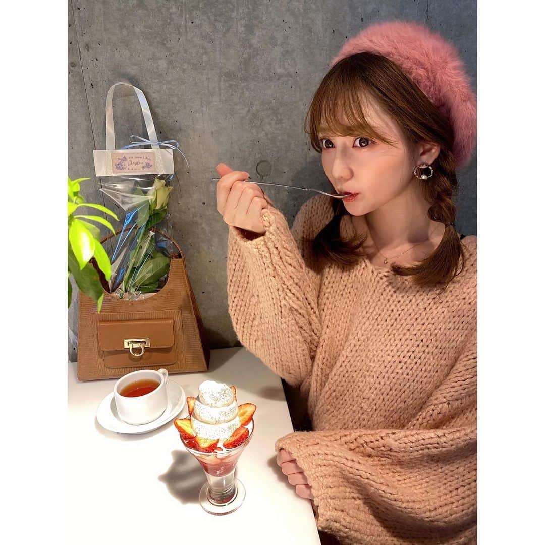 堀尾実咲のインスタグラム：「展示会の後は 甘いもの🍨🍓🤍  ここのパフェ絶品だった😍🍓  フルーツサンドも お持ち帰りしたんだけど これまた絶品😍🍊  #cafe #cafestagram #instasweets #tokyo #fashion #cordinate #ootd #rienda #darich #riendaコーデ #darichコーデ #omotesando #イニシャルomotesando #イニシャル #イニシャル表参道 #表参道フルーツサンド #フルーツサンド #表参道カフェ #表参道パフェ #表参道カフェ巡り #カフェ #カフェ巡り #カフェスタグラム #カフェ部 #リエンダ #パフェ #〆パフェ #いちごスイーツ #いちごパフェ #いちご」