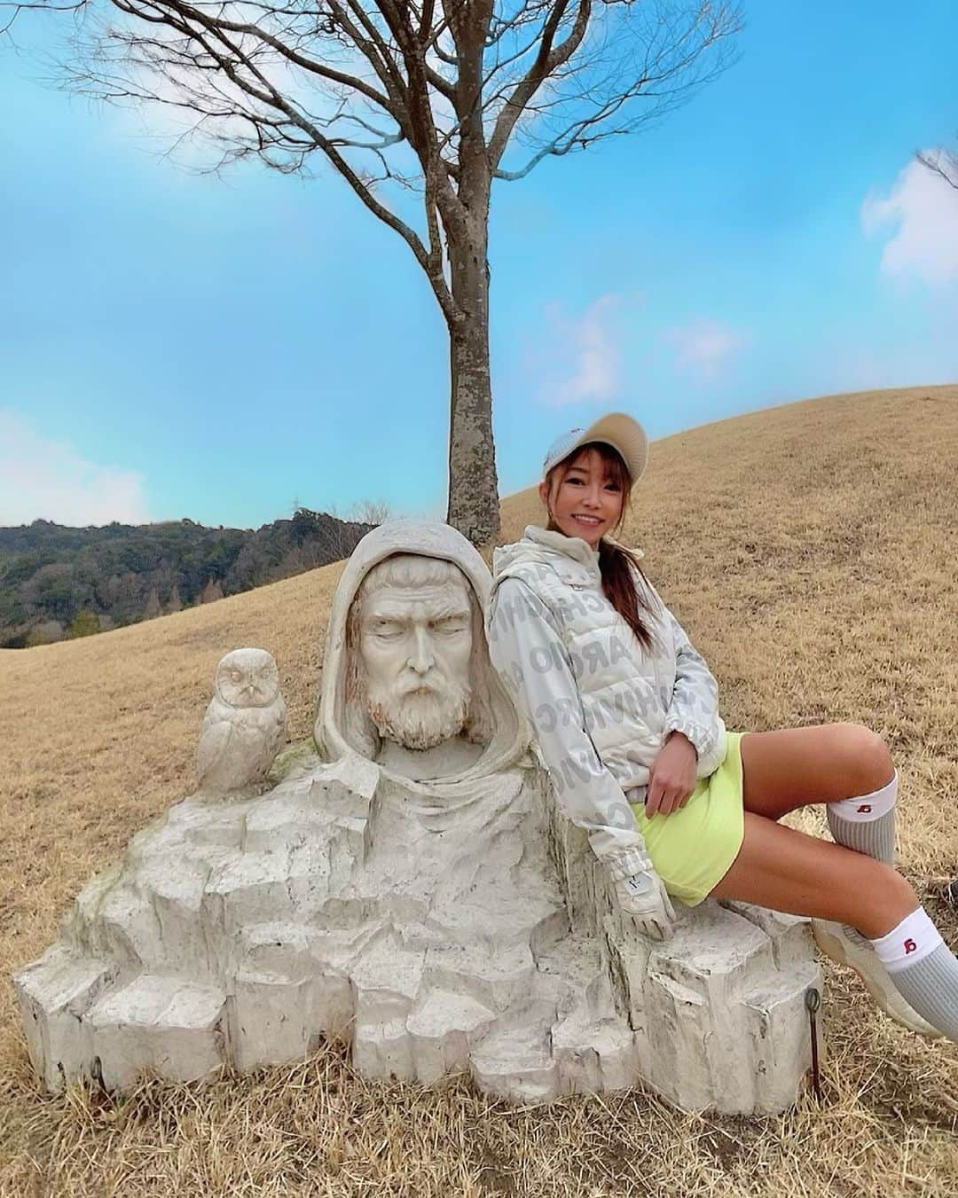 のインスタグラム：「☺︎*･゜ﾟ･* Stone statue and me♡ ・ ・ 初めてこのコースまわった時の⛳️ 記念に一緒に撮ってみた🗿 ・ ➖coordinate➖ #cap #outer #socks / #archivio #アルチビオ #skirt / #gap #ギャップ #shoes / #adidasgolf #アディダス ・ ・ ・ #いづみんゴルフ #いづみん #izumingolf #izumin_golf #golf #golfgirls #sport #sportgirl #fashion #ゴルフ場 #ゴルフウェア #ゴルフコーデ #スポーツ女子 #ゴルフ #ゴルフ女子 #ファッション #ゴルフ5」