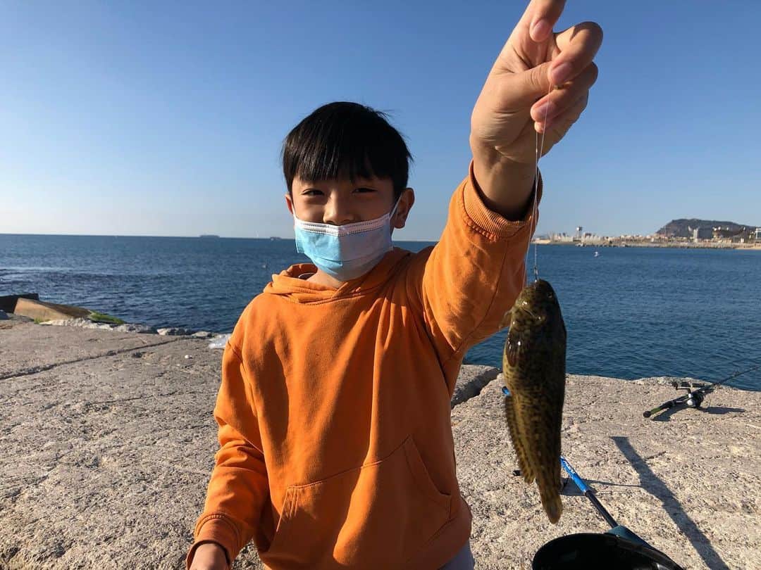 石塚啓次のインスタグラム：「2回連続0匹ボウズ中の坊主！ 俺のサッカーあるから9時までの2時間一本勝負で今日は最後まで集中してて諦めなかったらギリ最後に一本！ おめでとう！(俺はボウズやけど、、、) まぁ今日もボウズやったら釣りやめるって言い出しそうやったし、、、、よかったよかった！  #宵宵祇園  #yoiyoigion  #ブエナビスタデポルテ #buenavistadeporte #バルセロナ」