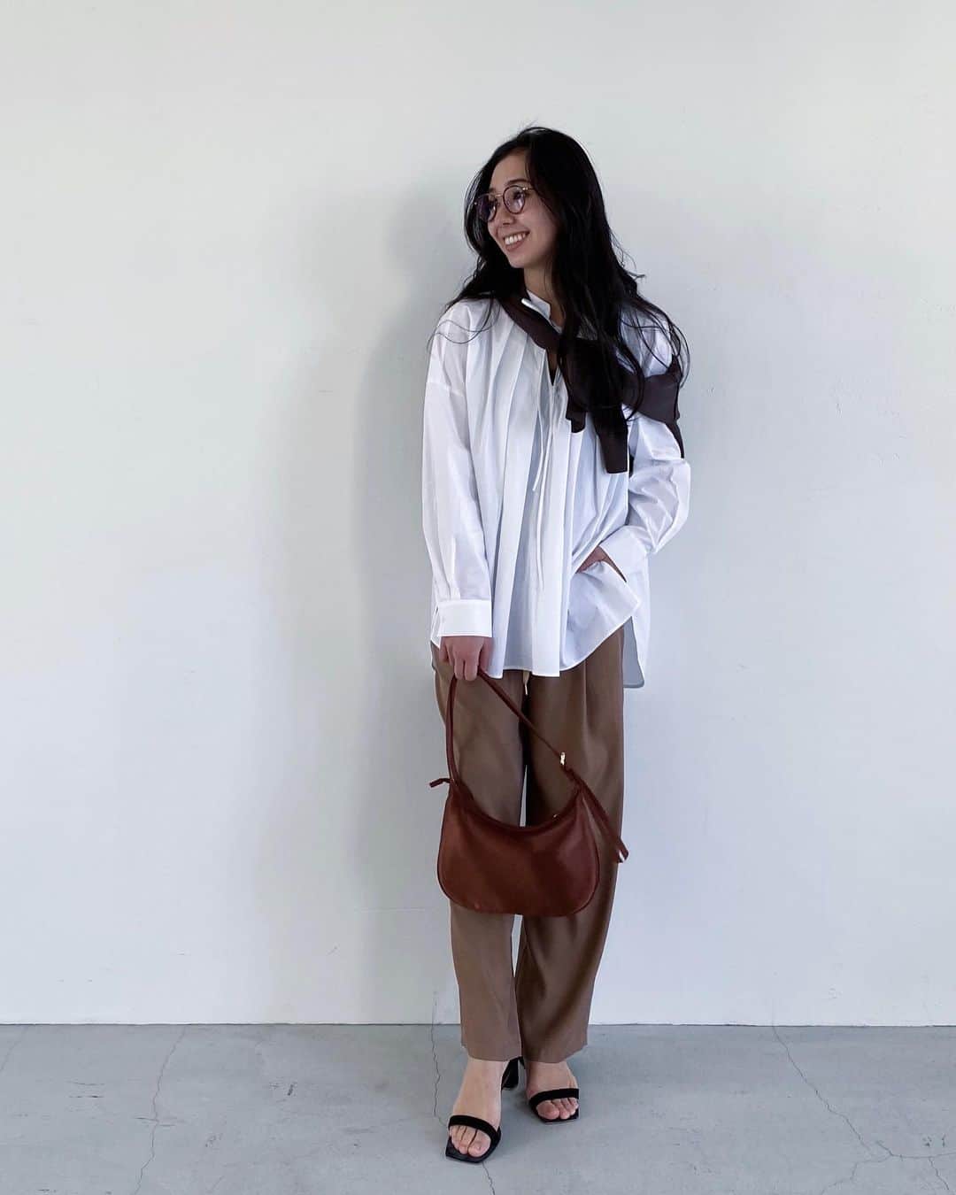 鈴木詩織のインスタグラム：「ゆるっとブラウスコーデ🤓 ブラウスはアウトして、てろりんパンツを合わせたのがポイントです♡  さすがにライトアウターないと寒いですが🙄アウター着なくなったらこんな感じで出掛けたいな〜🌸  blouse / @enfold_official  knit / @noble.jp  pants / @damefrank_official  shoes / @pippichic_official  bag / @zara  ﻿ ﻿  #コーデ部#コーデ日記#162cmコーデ#ブラウスコーデ#エンフォルド#ノーブル#ダムフランク#春コーデ#春ファッション#ピッピシック#ザラコーデ#zara#pippichic#damefrank#noble#enfold」
