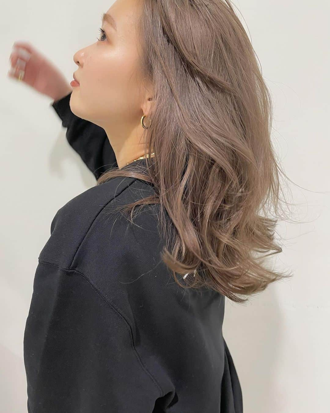 高田茉実さんのインスタグラム写真 - (高田茉実Instagram)「hair color @yoshiyasu1007  ring @aletta_jewelry_official  pierce @aletta_jewelry_official  sweat @lilou__official」3月14日 20時34分 - __mamico