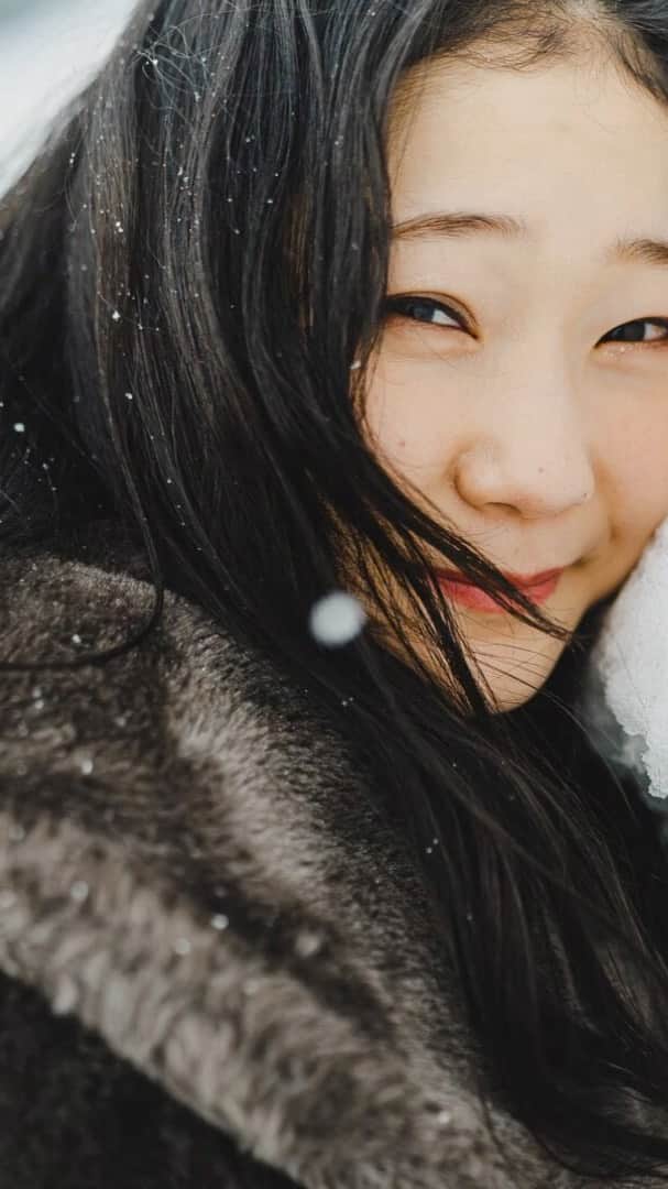 斎藤なりのインスタグラム：「. この本読んで欲しかったの あの曲聴いて欲しかったの そのラジオで笑ってほしかったの あそこのケーキ一緒に食べたかった この景色一緒に見たかったの  これは決して「オススメだからさ」 という意味だけではない。  それを、読んで聞いて笑って食べて見て。  そこでたどり着いた分かる 光や、風や、傾斜なんかに あなたなら気付いてくれると思ったの  そして「うん、わかるよ」と言わずに伝えて欲しかった  それを人は共鳴と呼ぶ #となりのラジオ　#エッセイラジオ」