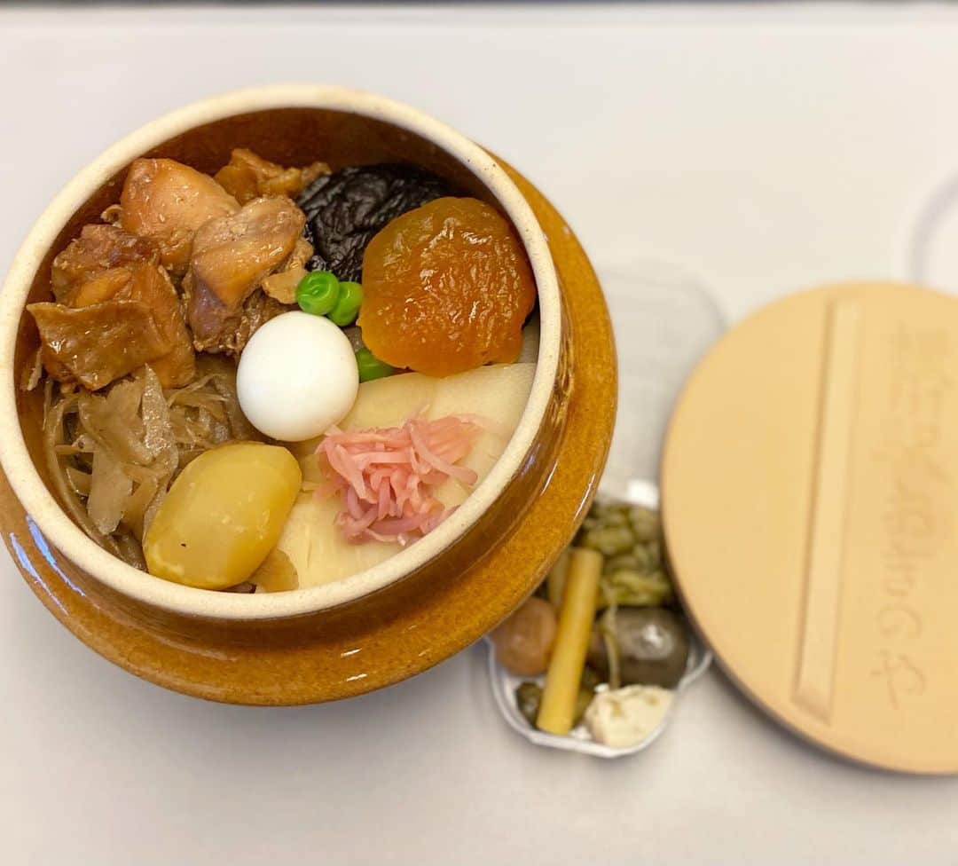 のインスタグラム：「. 駅弁にハマりそう🍱 . #とり釜めし #かまめし  #かにめし #駅弁」
