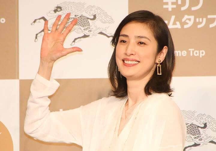 のインスタグラム：「. She’s in white♡  髪伸びてるし、コーデもドンピシャ！ホワイト天海さん＝天使👼全身写真は次のポストで。 . #天海祐希 さん　#キリンビール」