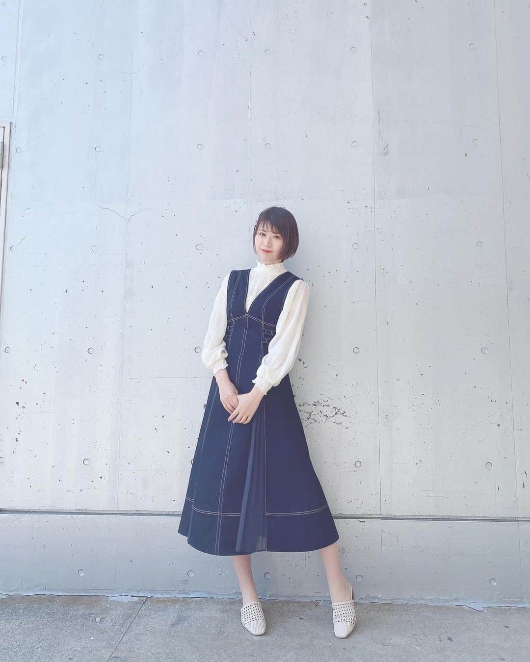 佐藤朱のインスタグラム：「最後のオンラインお話し会でした😌 これまで何人の方とお話しできたんだろう！😳出会えた全ての方にありがとうを伝えたいです。 . 今日の私服はこんな感じだったよ〜！ ジャンスカの形お気に入り💙」