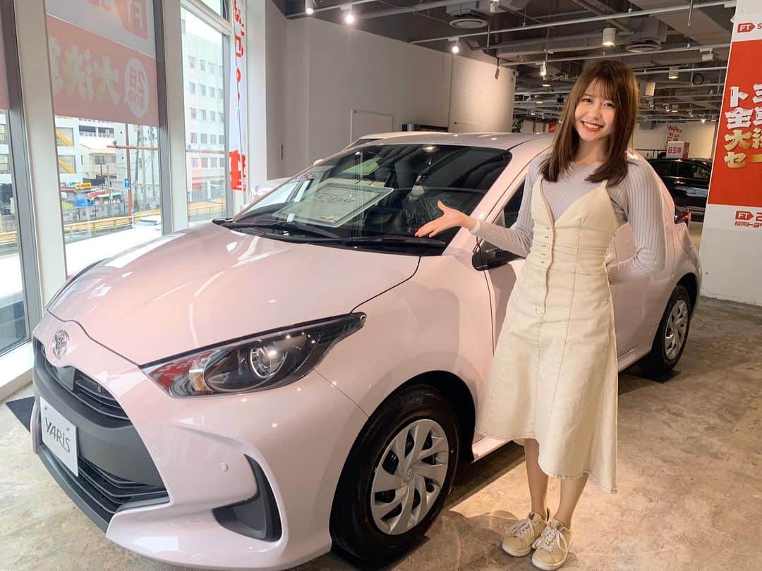 のインスタグラム：「福岡トヨタ FTビル SECOND FLOOR🏢✨  今日はヤリスの展示車に乗ってきた🚗 かなが購うならこれがいいランキングTOP3に入ってます🥺🤲 ほんとに悩みはじめてる…かも…。笑  ボディーカラー好みすぎるし(おしゃれpinkによわい笑 コンパクトカーなのに車内広い✨ スカートやお着物でも乗り降り楽チンなターンチルトシート に感動✨筋肉痛の時もきっと助かるだろうな🥺笑  そしてそして噂のFTコーヒーはもう飲みました？😏  展示されてる沢山のトヨタ車を見て、FTコーヒーを 飲んでゆったりとした時間を過ごせましたぁ〜☕️♡  ＼福岡でトヨタといえば福岡トヨタ／  << @rfccheer >> < @fukuoka_toyota > < @kkr_hotel_hakata > < @fukuya.mentaiko > . #福岡トヨタ #イメージガール #car #車 #TOYOTA #cm #yaris #ヤリス #アイスピンクメタリック  #KKRホテル博多 #ブライダルモデル #bridalmodel  #RFCチア #cheer #cheerleader #dance #japan #performance #yell #チア #sports #love #happy  #instagood #followｍe #smile #dream #thankyou #福岡 #fukuoka」