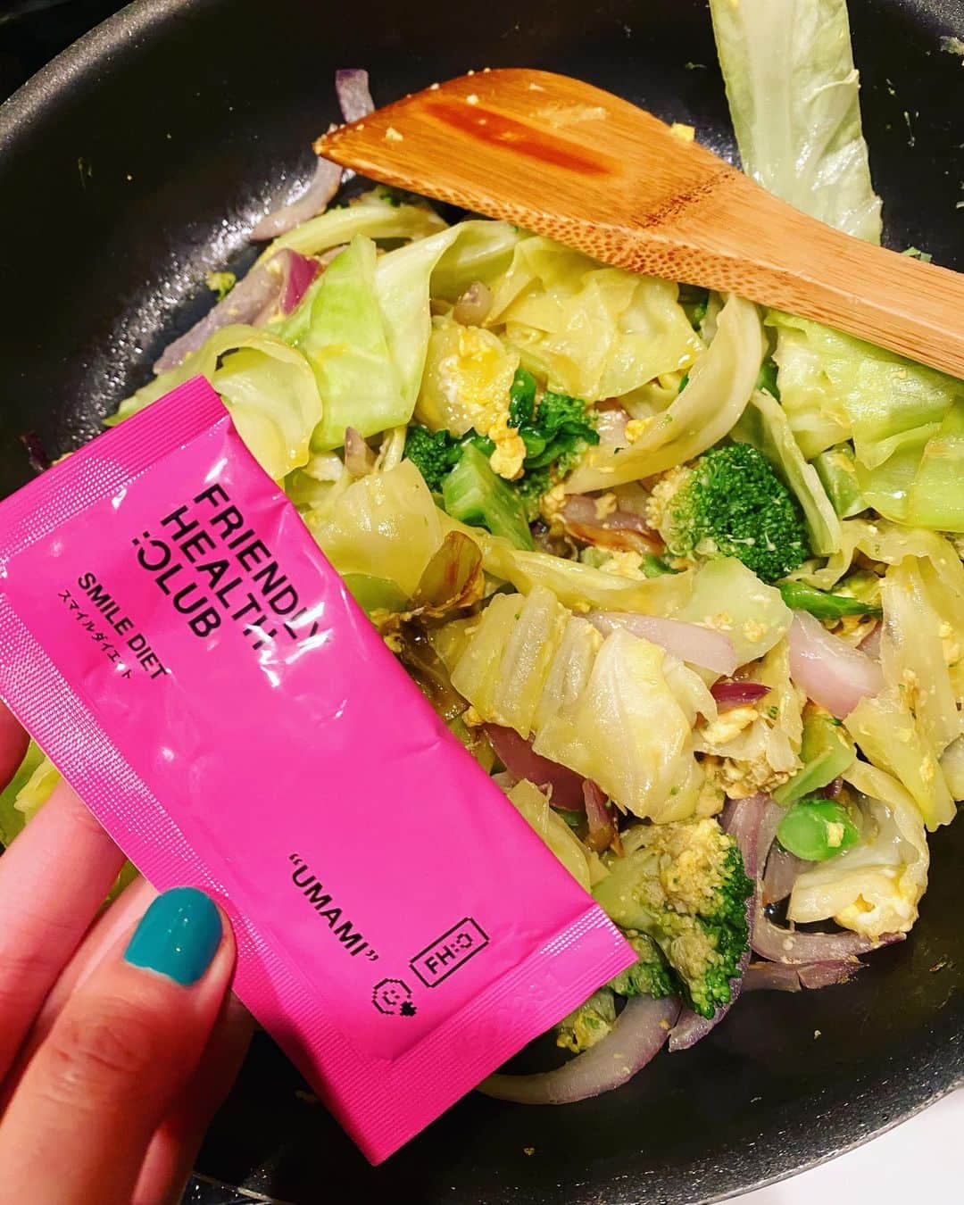 のインスタグラム：「野菜をたっぷり摂りたい時、 炭水化物を摂りたくない時に。 キャベツ、ブロッコリー、赤キャベツ、卵ひとつをオリーブオイルで炒めて、ペパーミント、ローズヒップ、昆布などの粉末とアミノ酸が入ったパウダー(美味しい!出汁サプリ)を入れてお湯を注いで野菜スープみたいにして食べます。🥦💕 パセリと胡椒を振りかけて、完成！ 満足感がしっかりあります。スマイルダイエットって書いてあるけど、ダイエットの為というよりは、体に良さそうなので試してみました🌸 パウダーとお湯は無しで、普通にオリーブオイル炒めにしてパセリとチーズをかけても美味しいよ。:) それを次の日パンに挟んでも🥪🙆🏻‍♀️」