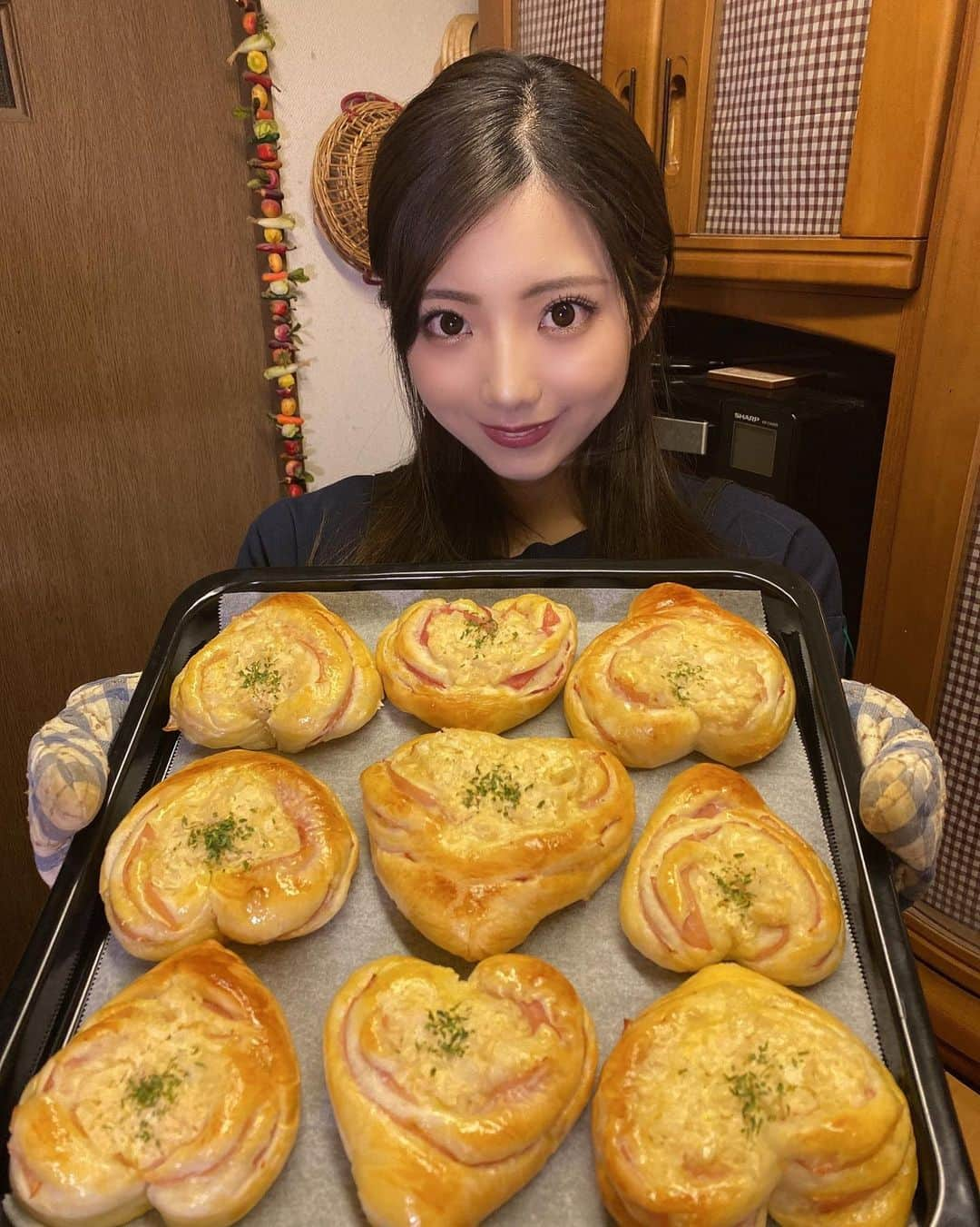 山下みちるさんのインスタグラム写真 - (山下みちるInstagram)「・ ハート型のハムロールパン🍞♥️ 久しぶりのパン作りとっても楽しかったです🥳 ・  #エプロン #みちるカフェ #おうち時間 #パン #ハムロール #パン作り #먹스타그램 #집콕중 #홈카페 #00년생 #instagood #cooking #bread #🍞 #💓」3月14日 21時14分 - hello_chiruchiru