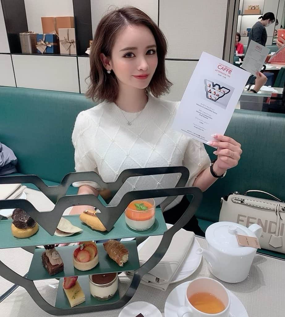 姫奈のインスタグラム：「. . 載せるやつなくて前にも投稿したやつの 別バージョンも載せる📸♡笑 . ロングも好きやけどショートにも 慣れてきて巻き方上手くなってきた気がする♡ よく聞かれる巻き方のリールも 時間ある時に撮ってみようかなぁ？ 需要あれば🥳💕 . . . #afternoontea #cafe #emporioarmani」