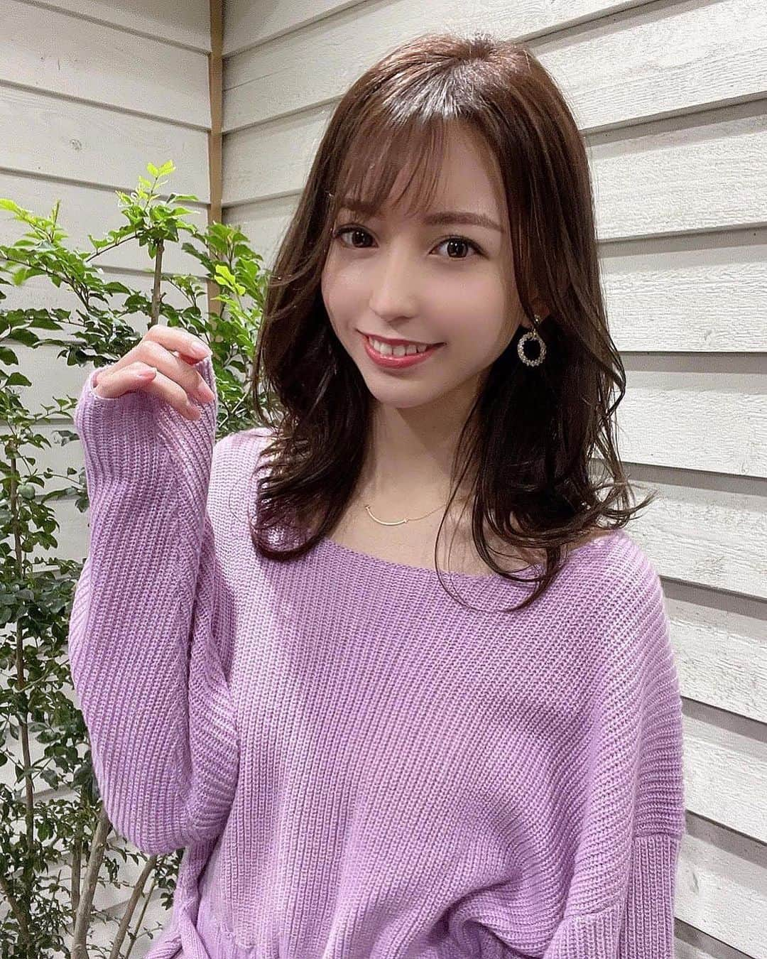 高塚みゆきさんのインスタグラム写真 - (高塚みゆきInstagram)「春hairになりました🌸 . . ヘアサロンはずっとOROに通ってるけど 今月は豊中本店でカラーしてもらってきた☺️！ . . こういう雰囲気👆🏻♥️ 明るすぎず暗すぎずな品ある髪色お気に入りなんやけども。 . . しかも巻いてもらったら 今回はカットとか整えてもらってないのに 前回の時のカットのおかげでシルエットが綺麗なままやったんよね💕✂️ . . . 山田氏 @oro0424yuki いつもありがとう🌷🐝⋆︎*ﾟ . . #豊中 #大阪ヘアサロン #オーロ #春カラー #春ヘア #new #ヘアカラートレンド #春コーデ #ヘアカラー #springfashion #ミディアムヘア #ロングヘア #ヘアスタイル #巻き髪 #巻き髪アレンジ #レイヤーカット #春ファッション #fashion #プチプラ高見えコーデ」3月14日 21時24分 - m1yu.24