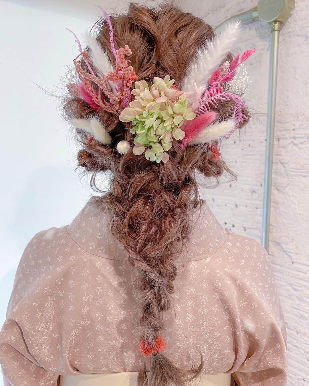 MOMOKOのインスタグラム：「卒業式ヘアセット🌸🤍﻿ ﻿ 編みおろしかわいいです💞﻿ ﻿ お持ち込み頂いたドライフラワーが﻿ とても可愛かったです💐﻿ ﻿ お任せして頂き﻿ ありがとうございました🥺🍑﻿」