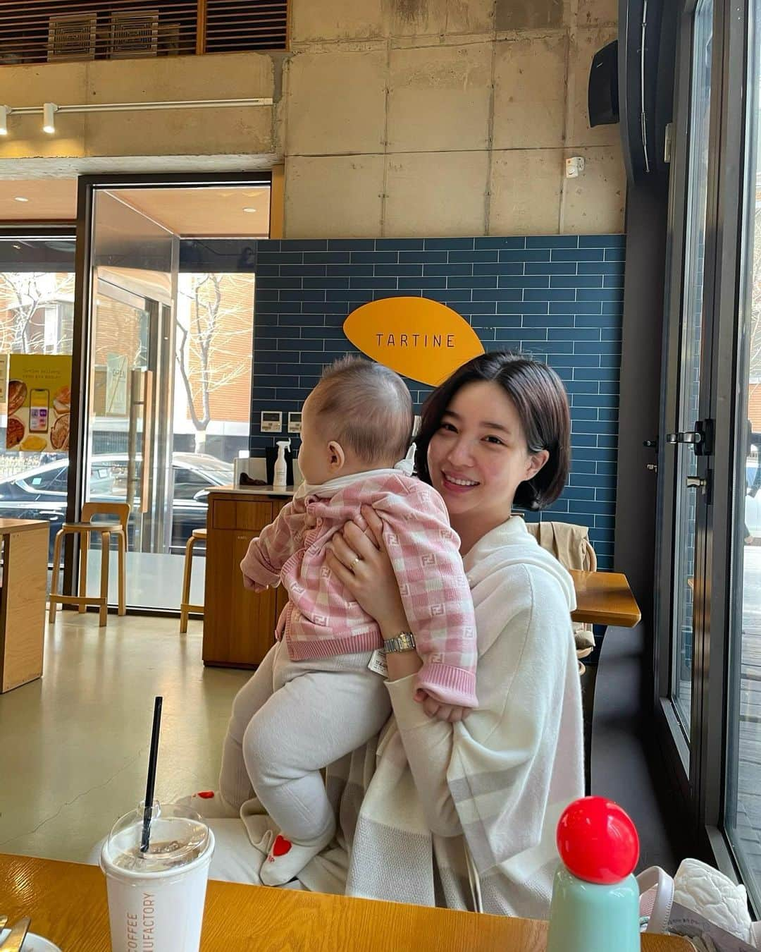 カン・ヘヨンさんのインスタグラム写真 - (カン・ヘヨンInstagram)「진짜 마지막 사진👶🏻💛ㅋㅋㅋㅋ 애기엄마돼서 애데리고 #핫플 오니깐 뭔가 괴리감(?) 같은거 들기도 했지만😅....  #주말 끝!!!!!! 이제 다시 #워킹맘 모드 준비해야겠어요💪🏽」3月14日 21時29分 - mangdoo_noona