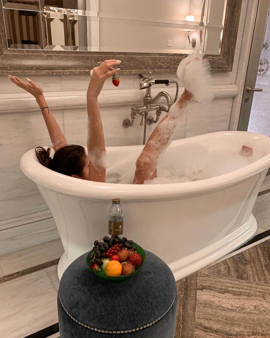 YUKIさんのインスタグラム写真 - (YUKIInstagram)「ʜᴀᴘᴘɪɴᴇꜱꜱ ɪꜱ ᴀ ʟᴏɴɢ ʜᴏᴛ ʙᴜʙʙʟᴇ ʙᴀᴛʜ🍓  #bubblebath #selfcare」3月14日 21時33分 - 001y_k_