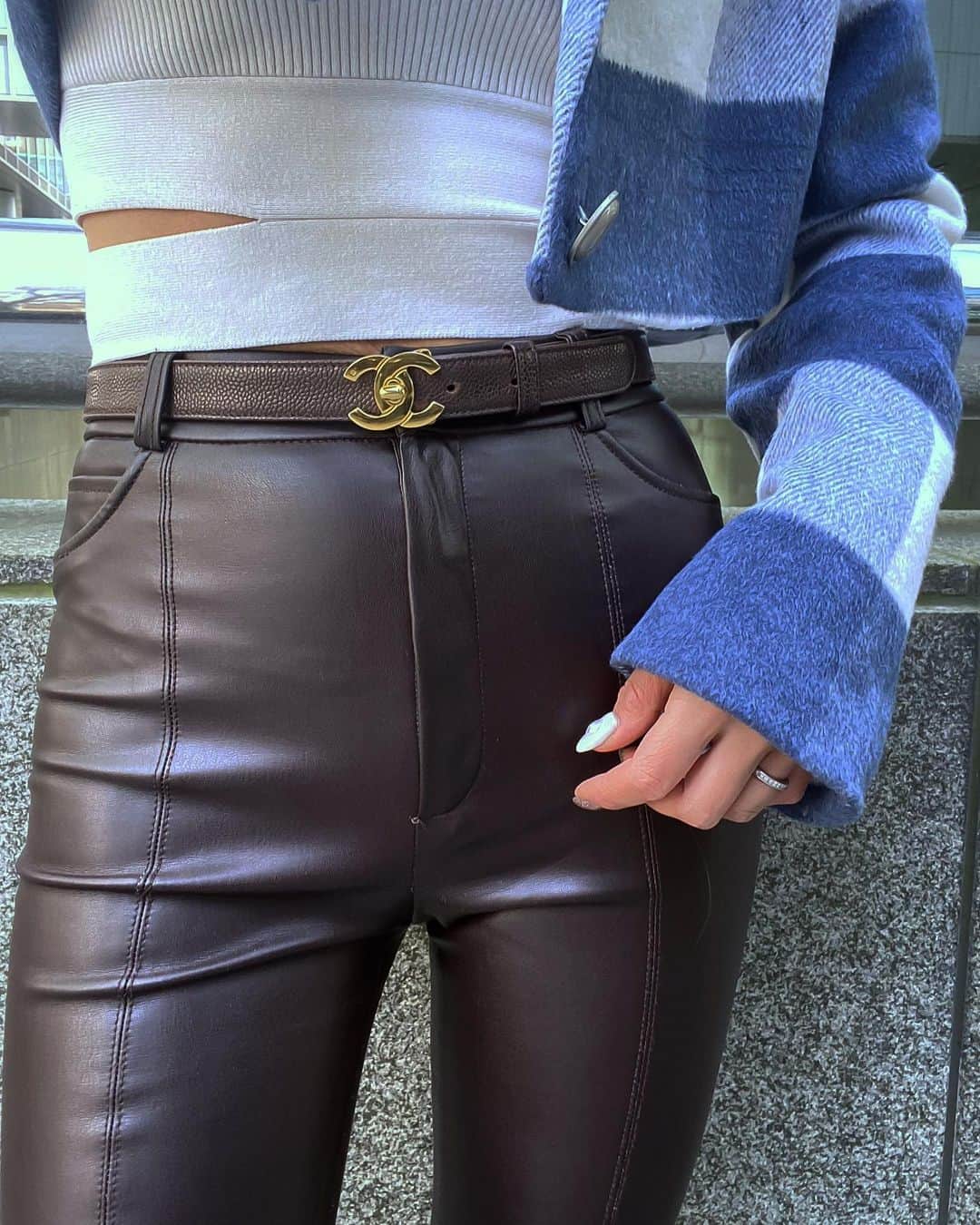 谷口紗耶香のインスタグラム：「超絶使えるCHANELロゴのベルトをget🤟🏼 @amerivintage @ameri_omotesando  ヴィンテージのハイブランドがselectされてて、人と被らないitemが手に入るよ♡ 遠方の方も店舗通販で買えるんだぁ🤍 買取のサービスもstartしてたよ👜👒👡」