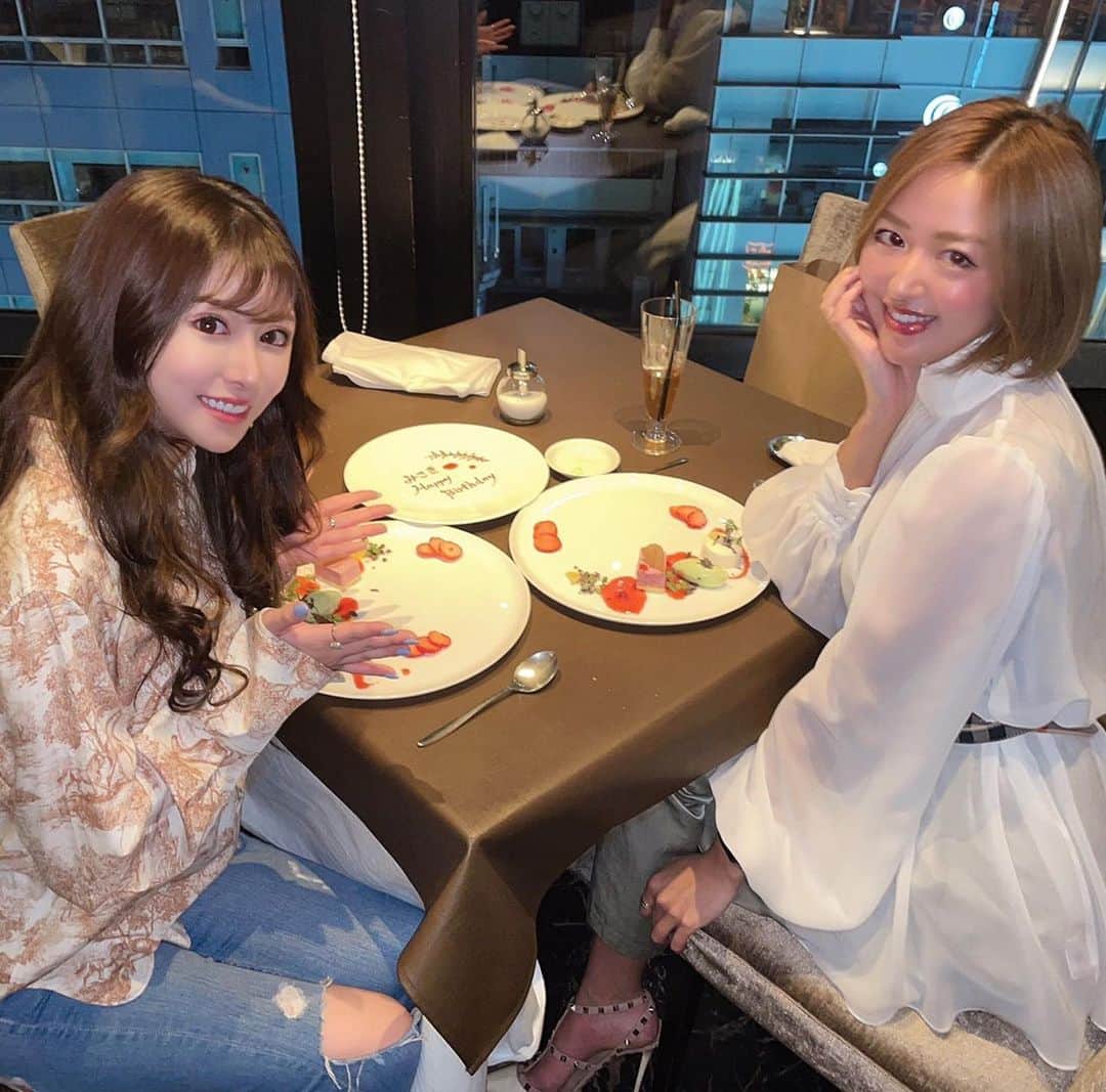 藤咲めいのインスタグラム：「みーちゃんお誕生日おめでと🥰 . . . .  #モデル #インフルエンサー #美容 #美容好きな人と繋がりたい #美容垢 #サロンモデル #ファッションコーデ #グルメな人と繋がりたい #写真好きな人と繋がりたい #サロンモデル #ポートレート #ポートレートモデル #被写体 #美容室 #美容師 #ヘアメイク #ヘアアレンジ #お洒落 #美容 #メイク #コスメ #ビジョビ #ootd #fashion」