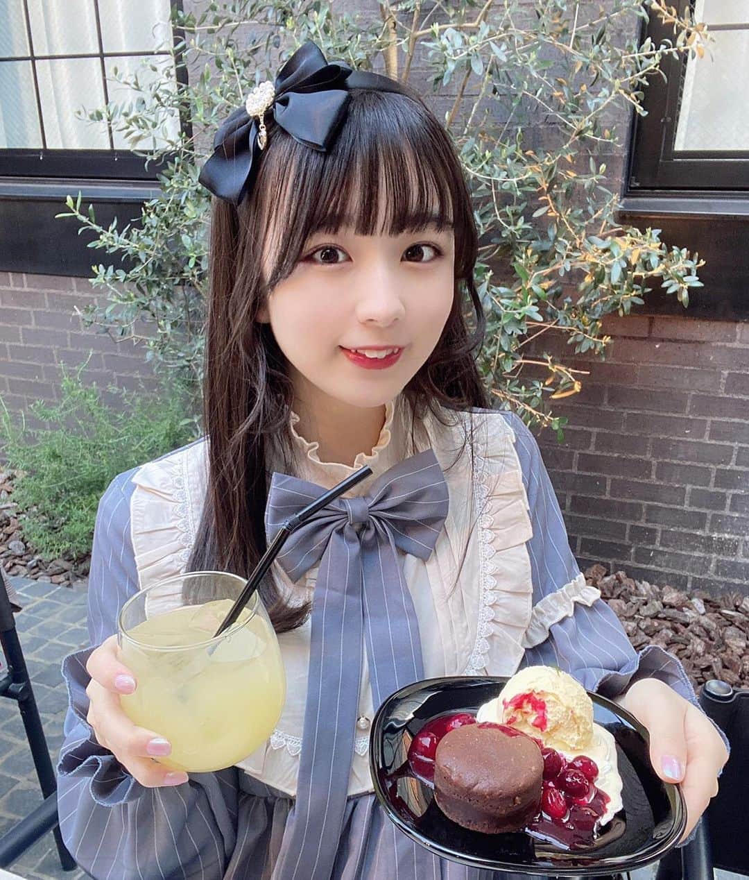 高田もものインスタグラム：「. 今日はイベント前に こっちゃんが見つけてくれたおしゃれなカフェに一緒にいったよ🌸 . おいしそうでにっこにこですね . おいしかったです . 本日も楽しい1日をありがとうございました！ . かしこ . #高田もも #かしこってなに #かしこ #かみやど #ひらがなかみやど #センカフェ #cencafe #韓国 #韓国料理 #東京カフェ #新大久保グルメ #新大久保カフェ #フォンダンショコラ #あいどる #アイドル #idol #japaneseidol #instagood #instagram #カチューシャ #リボン #ワンピース #ミスid2021 #ミスid #カフェ #カフェ巡り」