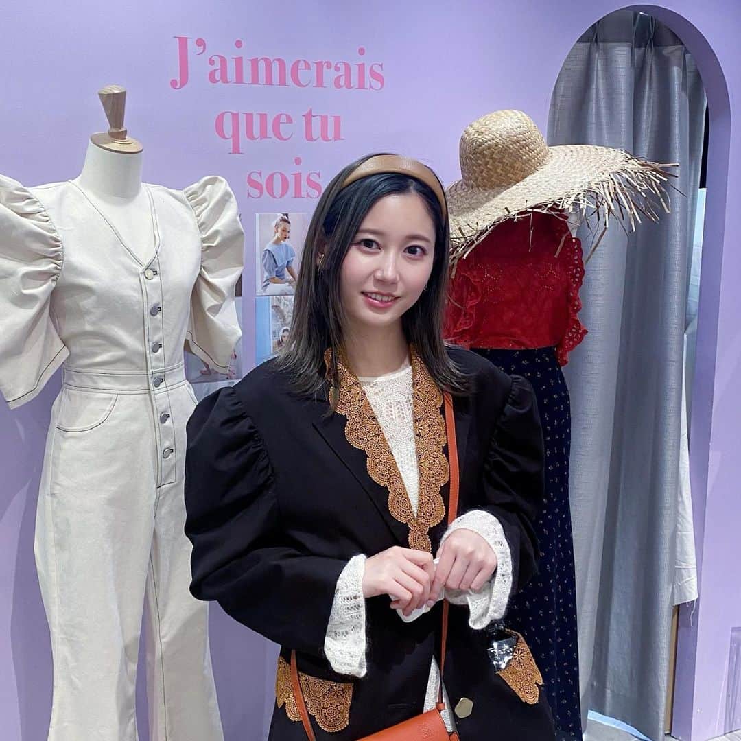 のインスタグラム：「この間 @honeymihoney_official の展示会に行ってきたよ〜！ 可愛いお洋服がたくさんでテンション上がった🥰 お洋服はワンピースが @mercuryduo_com でアウターが @honeymihoney_official 、バッグがてんちむちゃんから頂いた @loewe です！ カチューシャは　@apres_mignon の！ . . #honeymihoney」