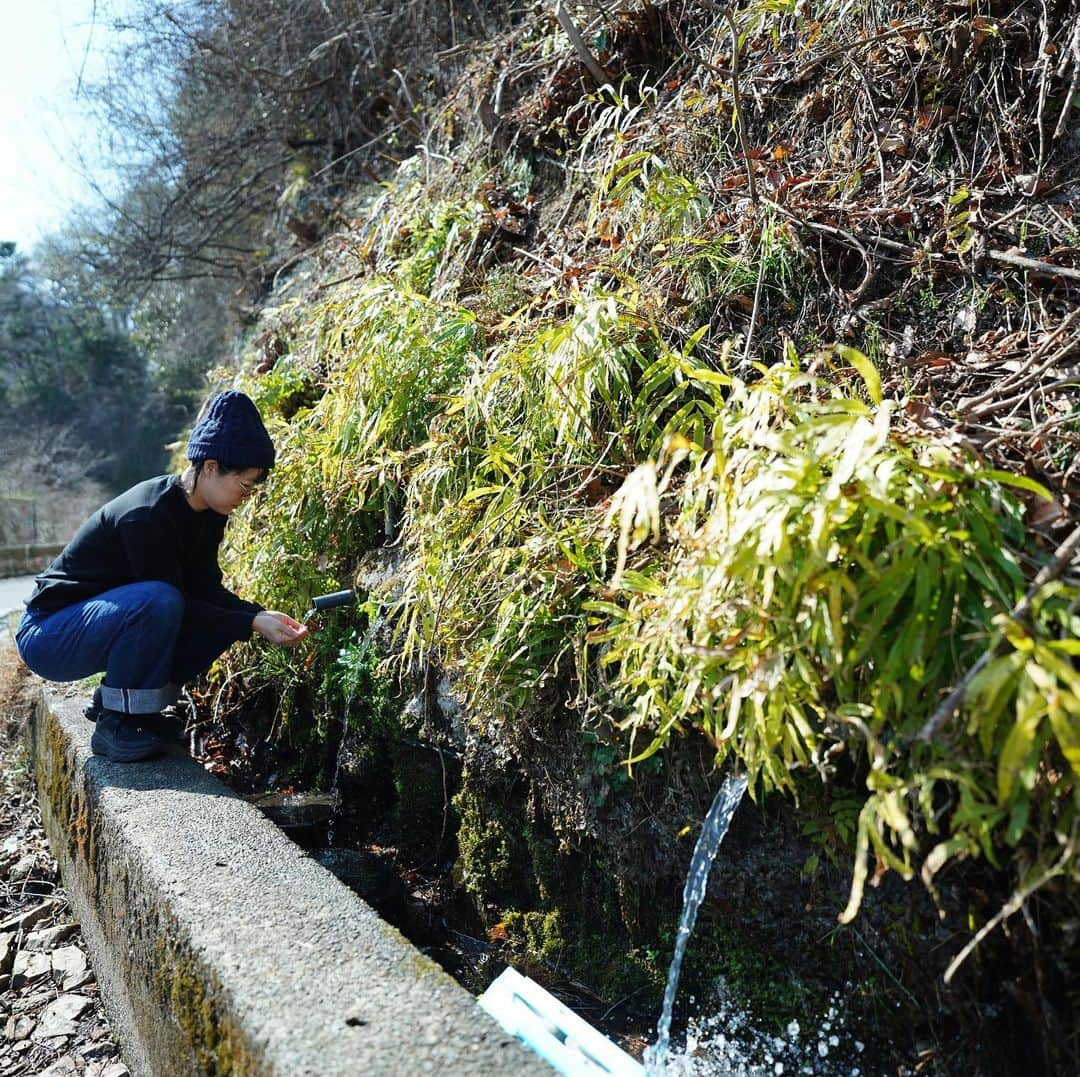 イモトアヤコさんのインスタグラム写真 - (イモトアヤコInstagram)「・ #湧水でコーヒー淹れる #とかヒイヒイするぅ #やってみたくて #荒井湧き水 #肝心のコーヒーカップ忘れて #シェラカップ #無理くりドリップ #ヒイヒイだね」3月14日 21時52分 - imotodesse