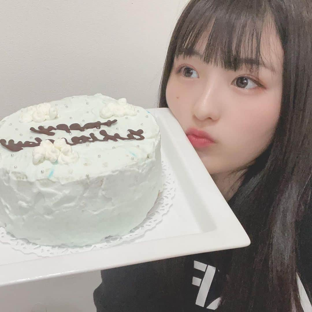 宇田川ももかのインスタグラム：「HappyWhiteday𓂃𓈒𓏸 ・ ホワイトデーにケーキを作りました！！ 意外と美味しくできてびっくり( ˙_˙ ) ・ 作っている様子はYouTubeで公開されるのでお楽しみに💭 ・ ・ #happywhiteday#whiteday#ホワイトデー#ケーキ#沢山 #事故った#けど#美味しかった#高校生#高校1年生#fjk#宇田川ももか#テーマパークガール」