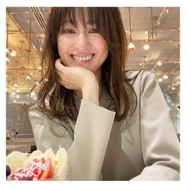 前田ゆかのインスタグラム：「鉄分補給にも！  渋谷ヒカリエに行くと立ち寄りたくなる#フルッタフルッタアサイーエナジーバー　にてちょっと休憩。  アサイーのポリフェノール、鉄分、食物繊維、カルシウムなどの女性に不足しがちな栄養素もしっかり含まれているヘルシーなご褒美スイーツです✨  ちょっと疲れたとき、スポーツ後にもオススメ♪  @frutafruta_official  #アサイー #スーパーフード #ベーシックアサイー #貧血は免疫力低下に #免疫力を高める #スーパーフルーツ」