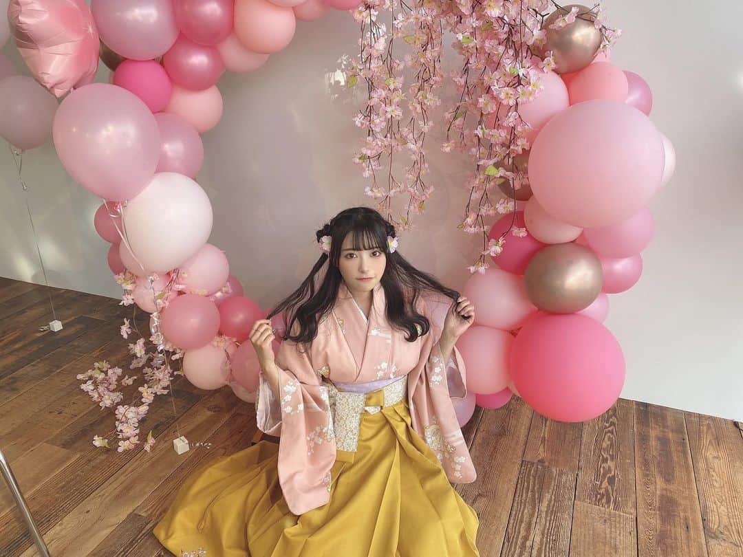 竹内花のインスタグラム：「好きな子おる？ おる だれ はなちゃんだよね！！！ だよね〜〜〜 わかる わかる #アイドル #アイドル衣装 #ツインテール #ツインテールアレンジ #ハーフツイン #ハーフツインテール #ヘアアレンジ #メイク #ドレス #カメラ好きな人と繋がりたい #アイドル好きと繋がりたい #袴 #袴ヘア #卒業式 #卒業 #卒業式ヘア」