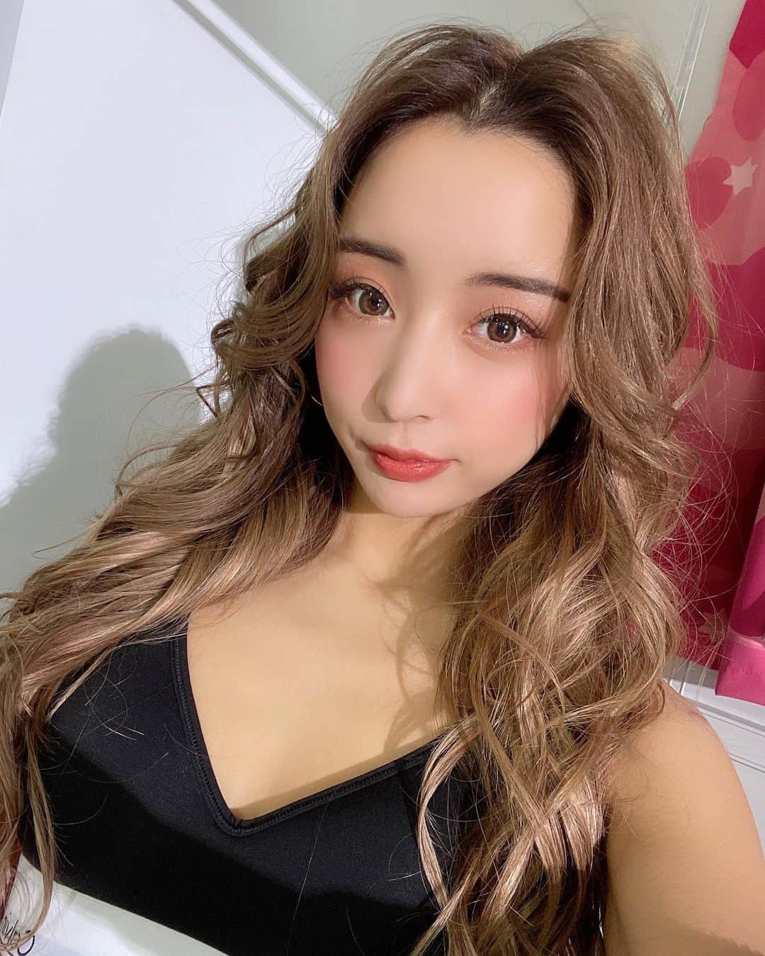 石田みかのインスタグラム：「. . そうそう、期間限定へそしたロング😌 . . いしだ、高校生の頃エクステ狂いだったのよ🤣 髪が長くてもへそ下までなきゃ嫌！ って時があって毎月つけてた😮 . . 1年前くらいからやっとエクステつけなくなったけど またハマってしまいそうで怖い🤣🤣 このボリューム感がたまらんのよなあ🥺 . . . #ラウンドガール #筋トレ女子 #ダイエット生活 #グラマラスボディ #美尻トレーニング #ジム活 #ジムウェア #トレーニングメニュー #ボディメイク女子 #スクワット #ウェイトトレーニング #体重公開 #減量メニュー #キックボクシング #ボクシング女子 #japanesegirl #japanese #tokyo #日本女孩 #我的最愛」