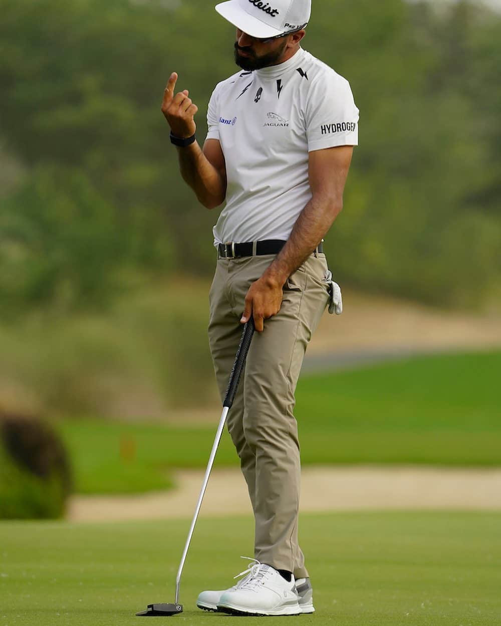 フランチェスコ・ラポルタのインスタグラム：「My week in Qatar in one picture 😅 —— 11 times 3 putt 👌 —— #hydrogen #jaguaritalia #allianz #titleist #footjoy #sandomenicogolf #borgoegnazia #gofor360 #europeantour #racetodubai #qatarmasters #hambricsports」