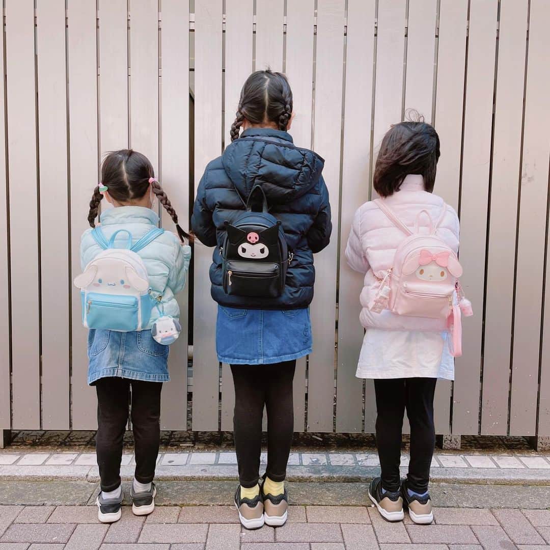 江原千鶴（エハラチヅル）さんのインスタグラム写真 - (江原千鶴（エハラチヅル）Instagram)「仲良し三姉妹💕  ちょっとづつ揃えて行って、ついに3人サンリオリュックになりましたw  おとは最近ポチャッコ（リュックはシナモロール） みうはクロミちゃん ふうはマイメロが好きみたい❤️  お揃いって嬉しいよね。 私も今でも妹達とお揃い買ったりしてる〜😊  #エハラ3姉妹 #仲良し #10歳#8歳#6歳 #シナモロール#ポチャッコ#クロミ#マイメロ#サンリオ」3月14日 22時34分 - eharachizuru