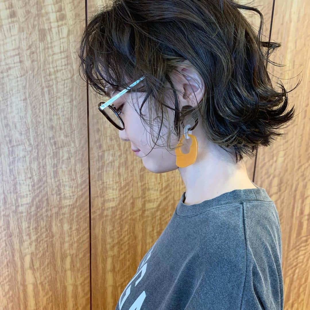 のインスタグラム：「コントラストインナーカラー😉 フロント軽めのパツッとボブを くるくるっと巻いてお仕上げ🌀 あーー楽しかった🤍次にご来店した方がくるくる可愛かった〜🥰って言ってたよ🙌🏻 ・・・ #uアレンジ #インナーカラー #コントラストインナーカラー」