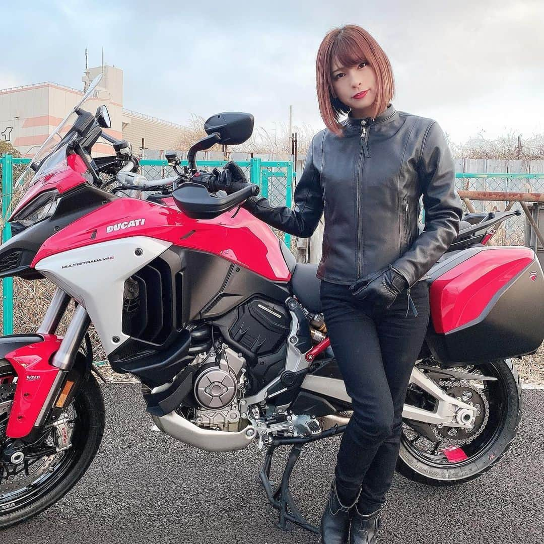 葉月美優さんのインスタグラム写真 - (葉月美優Instagram)「❥Ducati NEWモデル Multistrada V4Ꮪ . . . 早速GOGGLEの撮影をさせていただきました(*´∀｀*) GOGGLE3/24発売です✨✨✨ . . YouTubeにも動画アップしますね♫ . . . 2つともお楽しみに🌱 . .  #ドゥカティいいじゃん　#GetDesertStoked #Fasthouse #バイク女子　#ムルチストラーダ #ducati #アドベンチャーバイク」3月14日 22時44分 - miu_haduki