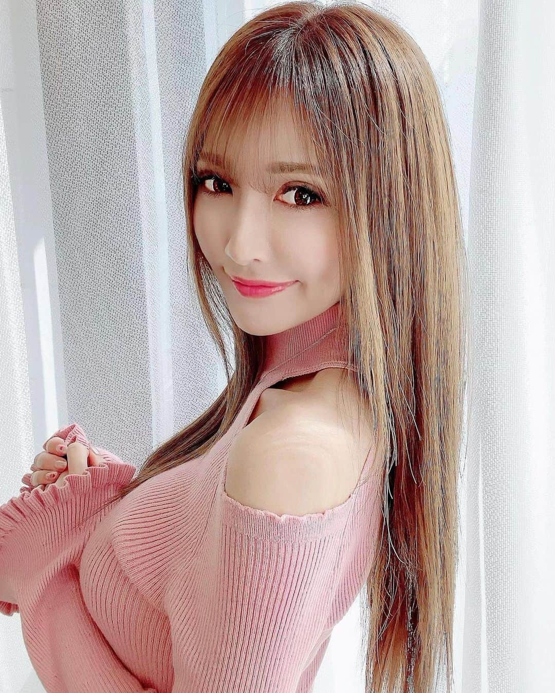 のインスタグラム：「♡ ままもトリミング✄(◍•㉦•◍)๑ﾜﾝ! ♡ 移動シャンプー台が席まできてくれるからずっといいこにおすわりしてるだけできれいきれい完了❤️υ´• ﻌ •`υ ﾜﾝ💕💕 ♡ サファイアR.水素トリートメントでサラサラのツルペカうれしーっ(´｡✪ω✪｡｀)✧*。 ♡ わんちゃんもこどももいっしょにwelcomesalonだよ〜🐶💓🎀 ♡ #サファイアR水素トリートメント #髪質改善トリートメント #スーパーロングヘア #アールサロン青山 #rrsalon #hairsalon #superlonghair」