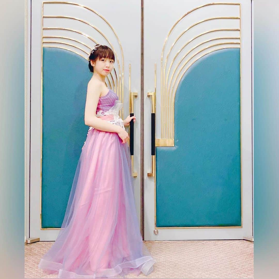 花田優里音さんのインスタグラム写真 - (花田優里音Instagram)「少し前に 習っている先生の40周年の ピアノコンサートがあり、 3年ぶりのホールで、弾きました。 たいした練習もせず先生の演奏やお話を 子守唄のように心地よく聴きながら レッスン中にいつも寝てしまっていた幼少期、 今思うとほんと申し訳なくて仕方ないんだけど、 その頃の、物語の中にいるかのような気持ちに させてくれたお話や演奏が 私が弾いていきたいピアノに なっているような気がします。 まだまだムラだらけで程遠いので まだまだ教えてもらわないといけません。 ……先生、よくこんな私に教え続けてくれたな。 （ママさん、寝ぼけた私にいつもキレてたな） 先生を見ていたら、続けていくことの大切さや深さを、とても感じます。 . #久しぶりの投稿  今日は#佐渡裕 さん #反田恭平 さん #JNO の #コンサート に行ってきたよ @kyoheisorita  #心がギューっとなって #たまらなくなって  #ポロポロに泣いたよ  #凄かった  #すごいスタンディングオーベーション  #音楽って素晴らしい  #ピアノ #piano #lovepiano #playpiano  #classicalpiano #クラシック #インスタピアノ #instapiano  #ドレス #dress  #頭にいっぱいキラキラお花つけて  #ちょっとアホっぽかったかもしれない  #でもいいの  #少し暖かくなってきたね  #油断して薄着して震えたよ #気をつけてね  #元気に過ごしてね」3月14日 23時05分 - yurine_hanada