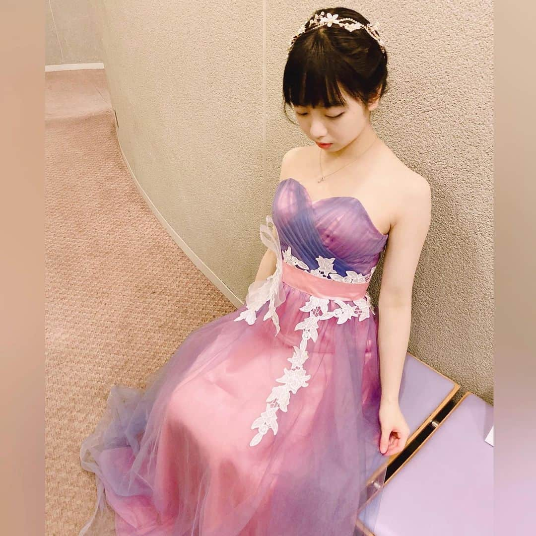 花田優里音さんのインスタグラム写真 - (花田優里音Instagram)「少し前に 習っている先生の40周年の ピアノコンサートがあり、 3年ぶりのホールで、弾きました。 たいした練習もせず先生の演奏やお話を 子守唄のように心地よく聴きながら レッスン中にいつも寝てしまっていた幼少期、 今思うとほんと申し訳なくて仕方ないんだけど、 その頃の、物語の中にいるかのような気持ちに させてくれたお話や演奏が 私が弾いていきたいピアノに なっているような気がします。 まだまだムラだらけで程遠いので まだまだ教えてもらわないといけません。 ……先生、よくこんな私に教え続けてくれたな。 （ママさん、寝ぼけた私にいつもキレてたな） 先生を見ていたら、続けていくことの大切さや深さを、とても感じます。 . #久しぶりの投稿  今日は#佐渡裕 さん #反田恭平 さん #JNO の #コンサート に行ってきたよ @kyoheisorita  #心がギューっとなって #たまらなくなって  #ポロポロに泣いたよ  #凄かった  #すごいスタンディングオーベーション  #音楽って素晴らしい  #ピアノ #piano #lovepiano #playpiano  #classicalpiano #クラシック #インスタピアノ #instapiano  #ドレス #dress  #頭にいっぱいキラキラお花つけて  #ちょっとアホっぽかったかもしれない  #でもいいの  #少し暖かくなってきたね  #油断して薄着して震えたよ #気をつけてね  #元気に過ごしてね」3月14日 23時05分 - yurine_hanada