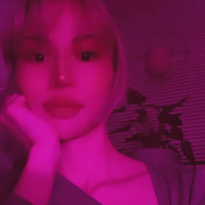 水沢アリーのインスタグラム：「I’m in the pink🧠💓 ピンク色の部屋からお送りしております🕊🕊🕊  #明日からまた頑張ろう」
