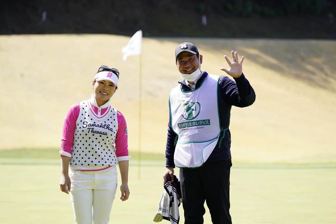 のインスタグラム：「明治安田生命レディスヨコハマタイヤゴルフトーナメント⛳️に出場し、約４年ぶりに予選を通過することができました。  今回は、井上透コーチにキャディをお願いして大会に望みました。 どのような状況でも、冷静な話し合いをしてくださり、苦しい時も、嬉しい時も井上さんが近くで声をかけて下さったおかげで、3日間戦うことができました。 本当にありがとうございました。 チームの皆さんにも感謝の気持ちです。  また、応援してくださった皆様本当にありがとうございました。  次の試合に向けて、沢山練習して頑張ります‼︎  #明治安田生命#ヨコハマタイヤ#ゴルフ」