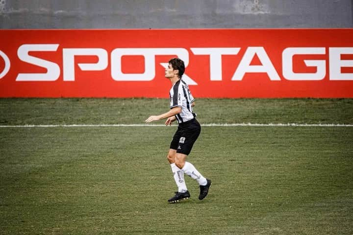 ドドのインスタグラム：「⚽️🐔 @atletico #CAPxCAM #AquíÉGalo 📸 @pedrovalefoto @marceloalvarengafoto」