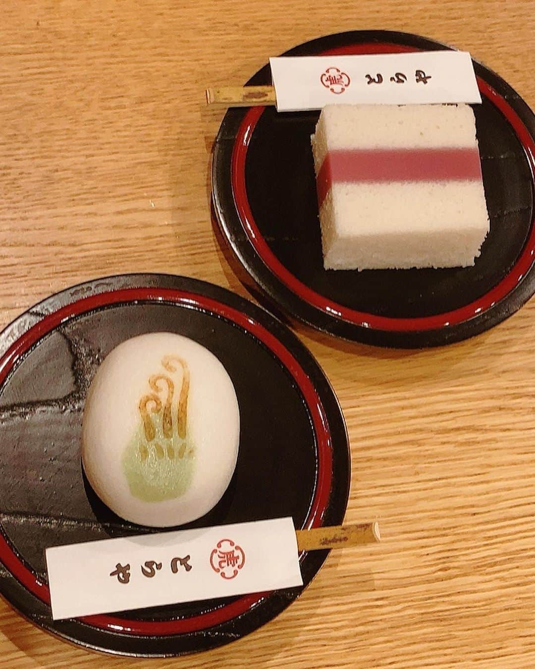 のインスタグラム：「東京に桜の開花の便りが🌸 『初桜』の名前がついた和菓子を たまたま購入してました。 口の中にも春😊  #とらや #和菓子 #wagashi  #初桜 #春の山 #いちご　はいただきもの🍓」