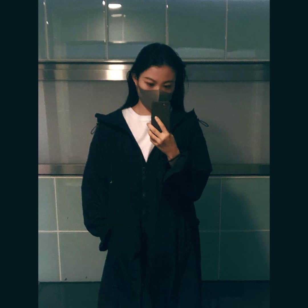 桜井木穂のインスタグラム：「今日は前髪オールバックでした  あとね、お肌が白くなってきたのでファンデーション明るめの色に変えてきたよ！ホワイトデーに相応しい感じのサンローランの限定キラキラパッケージ（正式名称わかりません）」