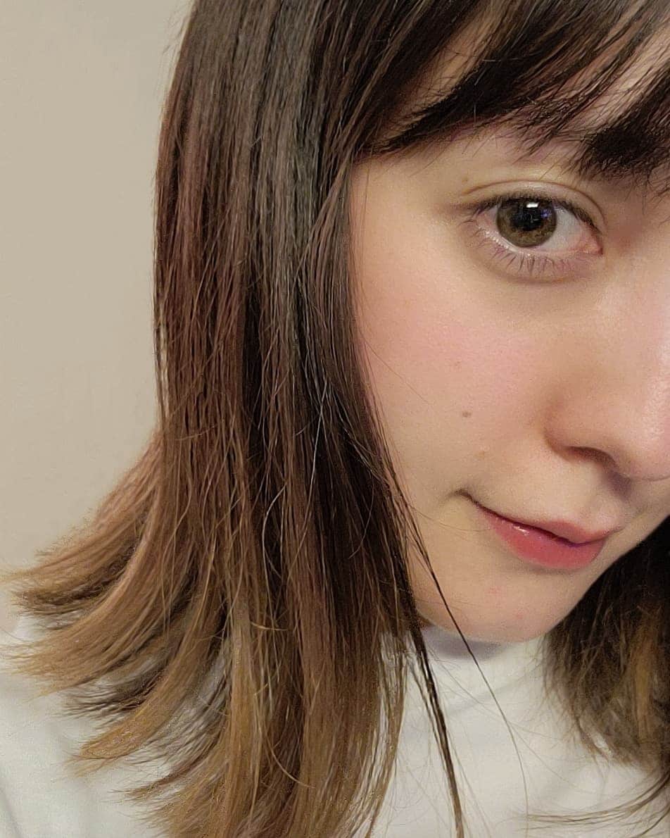 ニコラのインスタグラム：「髪を少しだけ切った。気分がいい😏 I got my hair cut a little.✂️ I feel good😏 #ヘアサロン #ミディアムヘア  #ミディアムボブ」