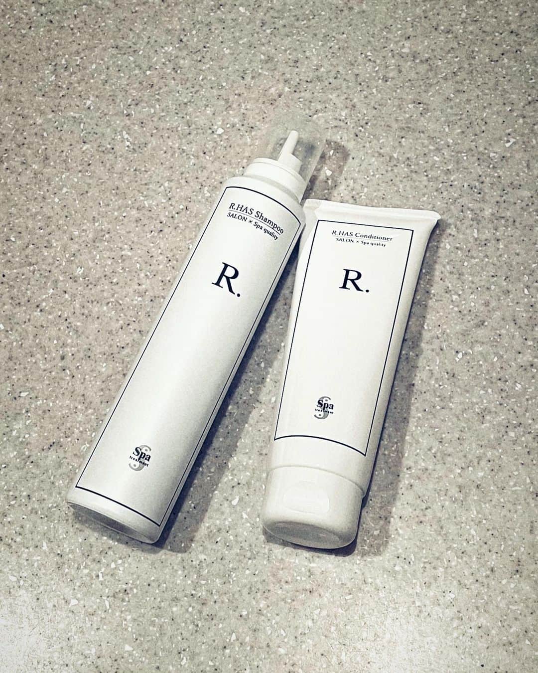 里海のインスタグラム：「@rrsalon_  のシャンプーとトリートメント🧴  サロンでも綺麗にしてもらって、 おうちでこの２つを使うと  いつでもツヤツヤな髪が🥰  巻いててもサラッとした質感🥰」