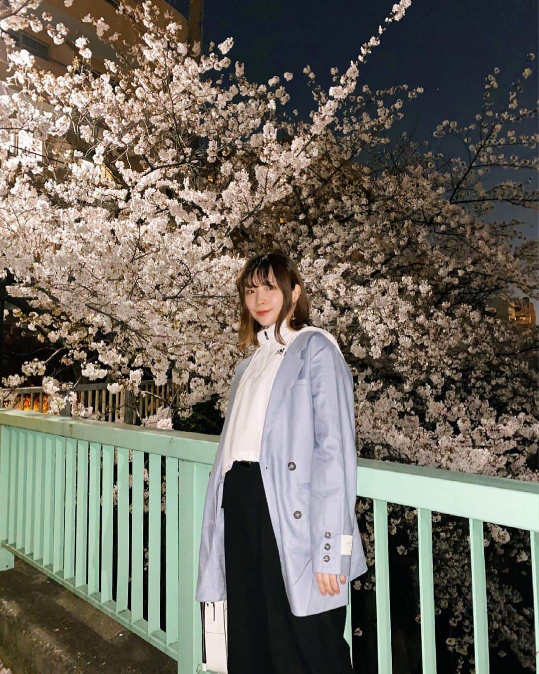 蒼山幸子さんのインスタグラム写真 - (蒼山幸子Instagram)「かわいい桜を たくさん見た日。の写真。 めいいっぱい咲いてるのを 見るだけで 心が柔らかくなります。💐 そして今のこの時期の、 ちょっと甘い夕暮れの空の感じ。 大好きです。 #桜並木 #今日のふく」3月29日 18時20分 - sachiko_aoyama