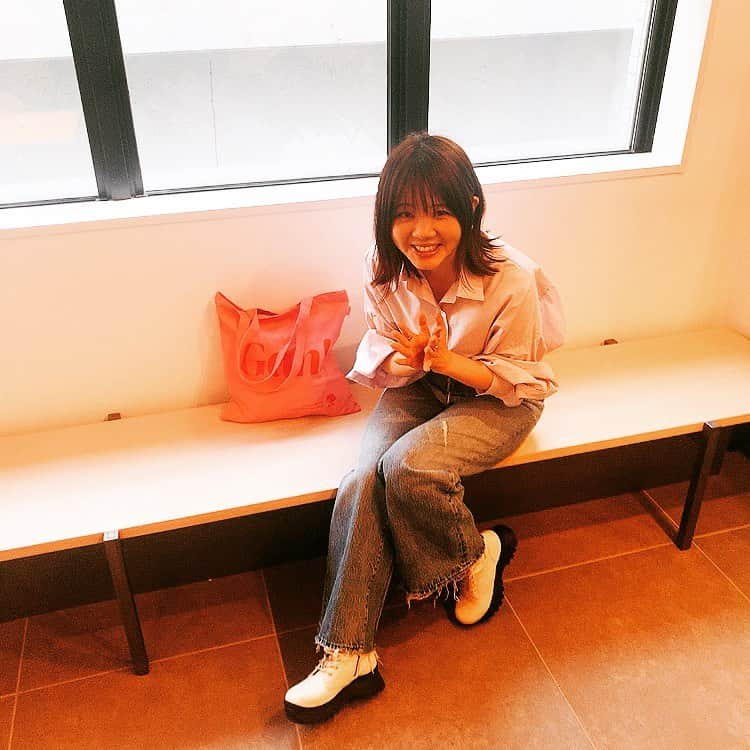吉岡聖恵さんのインスタグラム写真 - (吉岡聖恵Instagram)「ニューアルバム『WHO?』 🌟👨‍🎤👩‍🎤👨‍🎤🌟  いよいよ明後日リリース⚡️ で嬉しい。。。  明日はフラゲ日じゃないか　！  ええじゃないか　❗️  #WHO? #9枚目の #9曲入りの #究極のアルバムです #ピンク #大好きな友達にもらったかばん」3月29日 18時32分 - kiyoe_yoshioka_official