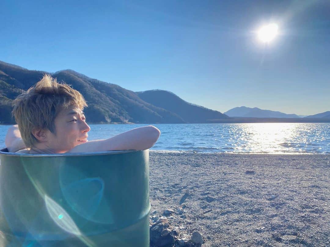 田村淳のインスタグラム：「春だね🌸 でも湖はまだまだ寒いよ 近日YouTubeで公開 ドラム缶風呂でポッカポカ  ドラム缶風呂入ったことある？」