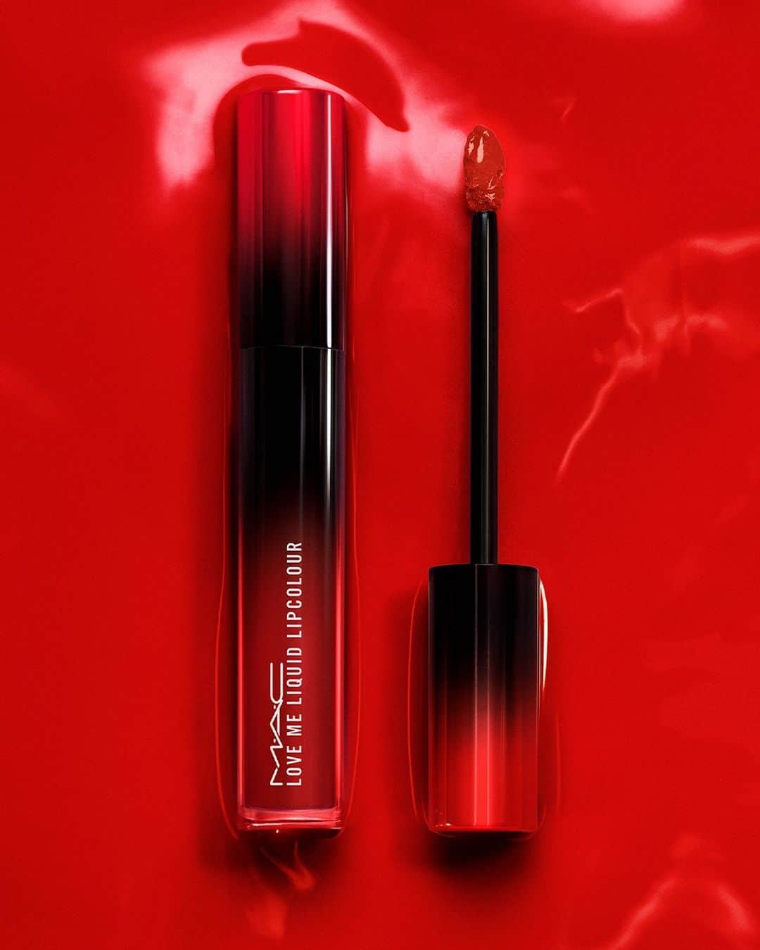 M∙A∙C Cosmetics Japanのインスタグラム：「ラブ ミー リップスティックからリキッドタイプが登場！ アルガンオイル*とシアバター**が唇のコンディションをケア。潤いを感じさせるクリーミーさが唇を包み込み、サテンのような仕上がりに✨ ㅤ #MACラブミー リキッド リップカラー、 イー フォー エフォートレスで魅惑の唇を手に入れて💄 #ComingSoon #MACLoveMe ㅤ *アルガニアスピノサ核油 **シア脂 *ラブ ミー リキッド リップカラー（全20色） 2021年4月23日(金) 公式オンライン＆全国発売予定」