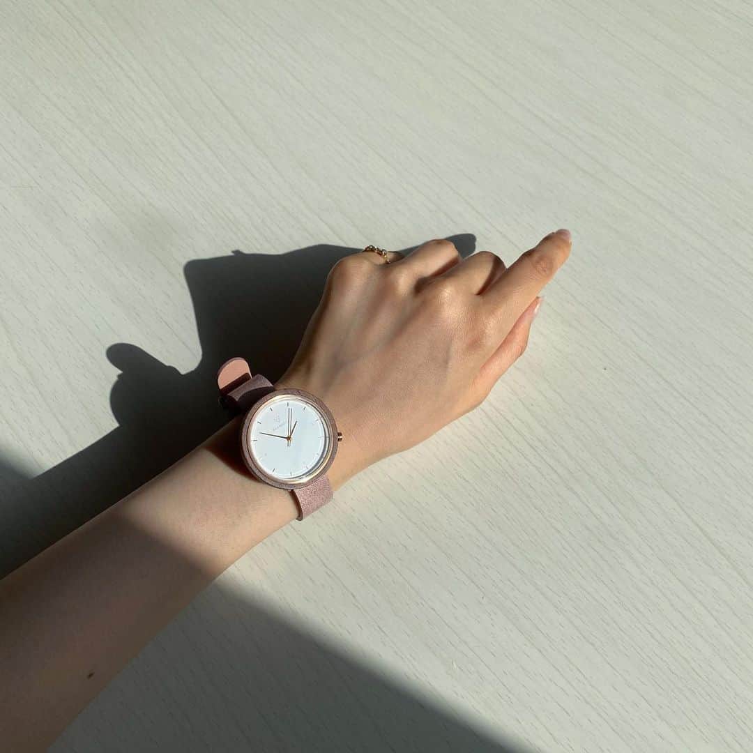 藤江萌さんのインスタグラム写真 - (藤江萌Instagram)「時計を新調☺︎  木のあたたかさを感じるし、 腕を見るたび癒される🌿  載せきれなかった卒業式の写真と動画も！  ＊撮影する時のみマスク外してます。」3月29日 19時00分 - fujie_moe_official