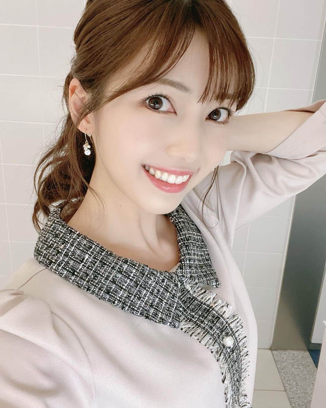 川又智菜美のインスタグラム：「珍しくお仕事でポニーテール☺️﻿ テニスをする時やトレーニングをする時は﻿ いつもポニーテールなのですが、﻿ お仕事でしてもらうとなんか新鮮な気分になりました💗﻿ ﻿ 👗 @tocco_closet  ﻿ #日テレNEWS24 ﻿」
