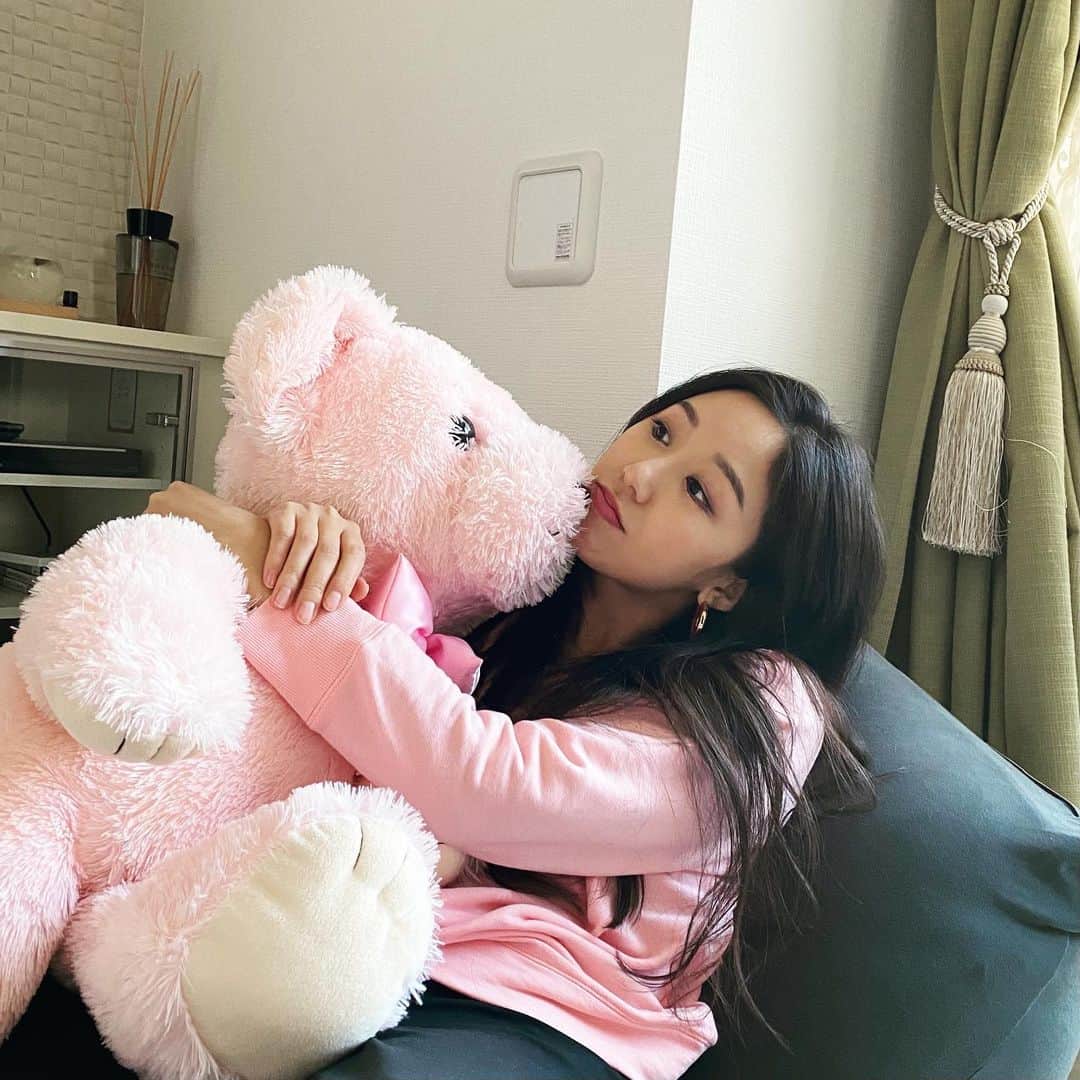 澤山璃奈さんのインスタグラム写真 - (澤山璃奈Instagram)「swipe👉🏽⇄🤍  YouTubeにもちょこちょこ登場してるクマさん🧸🎀  実はアイスショーで一緒に滑った事もあるんだよ⛸🧊💖  おそろいピンク色💓🌸 #teddybear #🧸　#pinklover」3月29日 11時11分 - rinasawayama