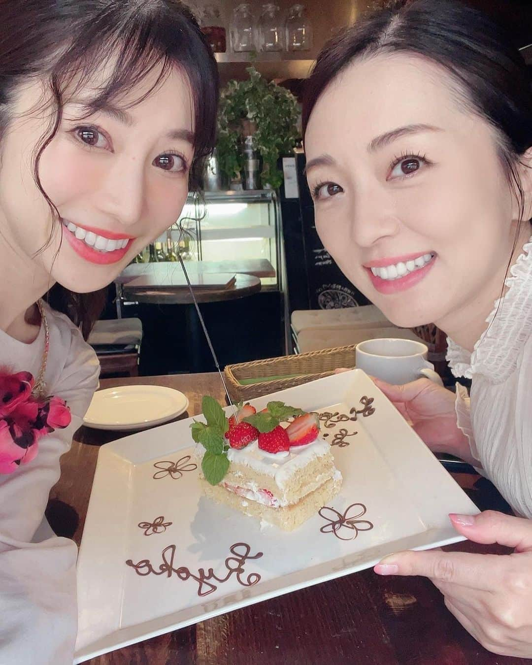 祥子さんのインスタグラム写真 - (祥子Instagram)「あ。昨日(28日)に生まれたりょこ💛 お誕生日おめでとう🎂  また今年も一緒にお祝い出来て嬉しい🥰 会うとだいたい中身の無い話ばかりだけど、そんな時間が大切で💓 りょこと居る時間は最高のデトックスタイム✨いつもありがとう♡  まだまだこの先長い付き合いになるけどこれからもよろしくね♥️  HappyBirthday to Ryoko🤍  #bestfriend #happybirthday #birthday #love #親友 #牡羊座 #328 #おめでとう #いつもありがとう」3月29日 11時28分 - sho_ko.0413