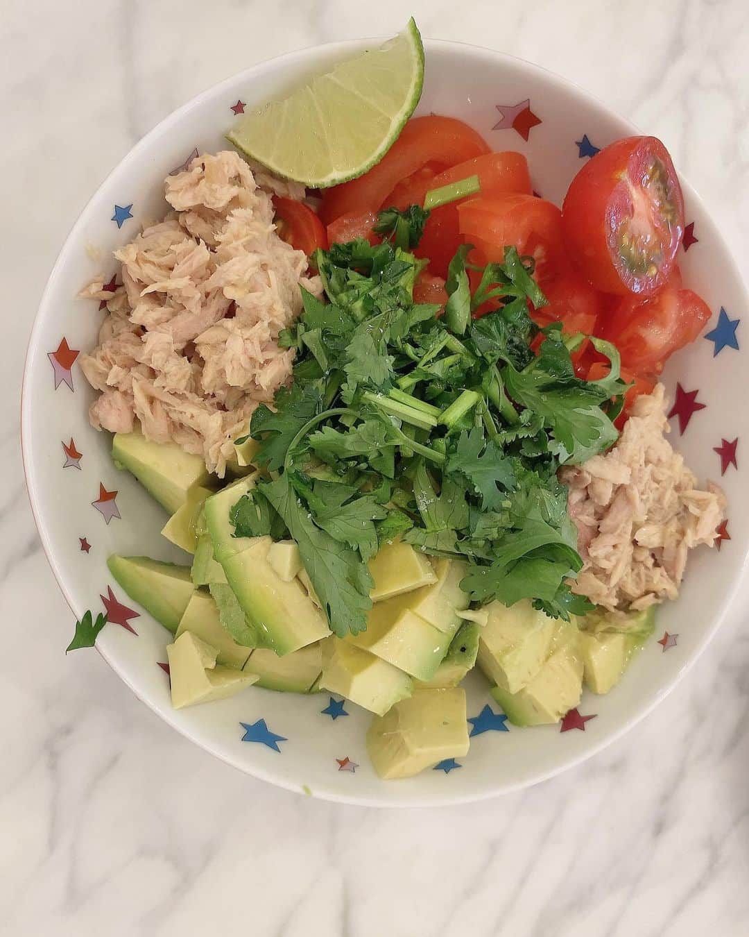 アレクサンダーのインスタグラム：「メキシカンサラダ🥗 アボカド🥑は食べごろさ❤️ ぺろり❤️ #アボカド  #アボカドサラダ #パクチー大好き」