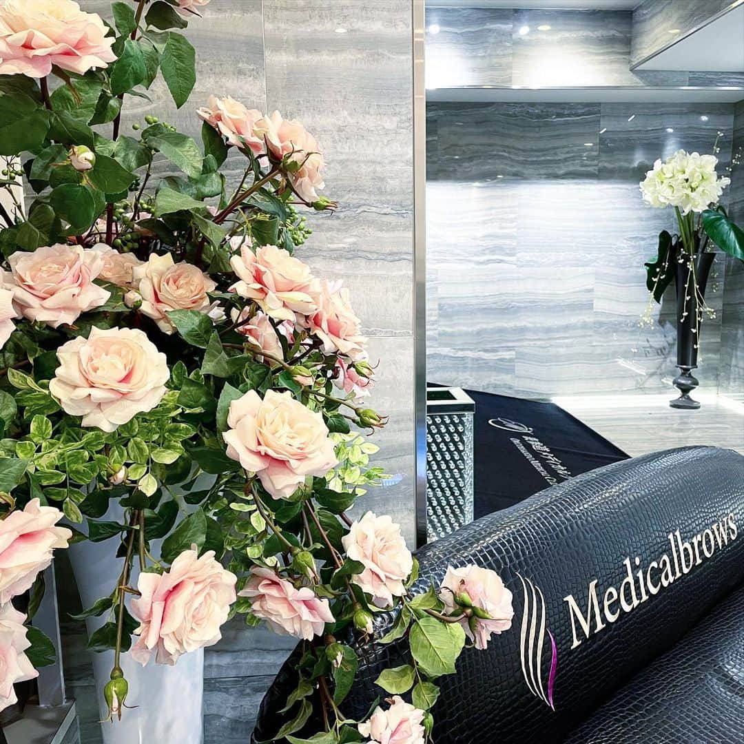 秋定麻紀子のインスタグラム：「@omotesando_medical_clinic  脱毛3回目。  ジェル塗らないし 打つ範囲が広いし とにかく早いし強力。  顔も脱毛していますが やはりうぶ毛が無い方が 浸透率が全然違いますね。 すーっと入って早いです。 毛穴も小さくなるし。 ムラになりにくいし。 ファンデーションは基本的に使わないけど、BBクリームも同じく ささっと塗ってもムラにならない。  なので トータルで時短になっているんですよね。  #脱毛 #表参道メディカルクリニック」